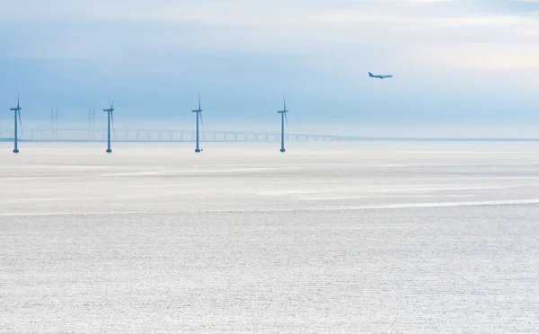 早朝で洋上風力発電ファーム — ストック写真
