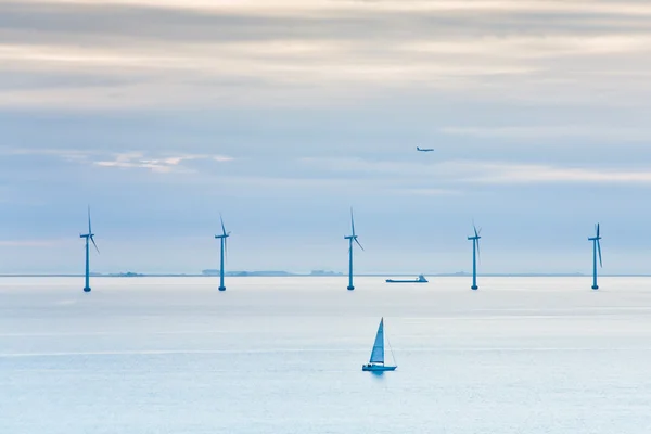 早朝で洋上風力発電ファーム — ストック写真