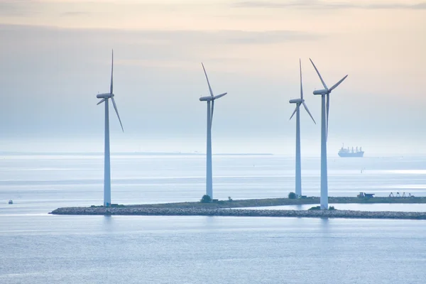 Middelgrunden - parque eólico en alta mar cerca de Copenhague, Dinamarca — Foto de Stock