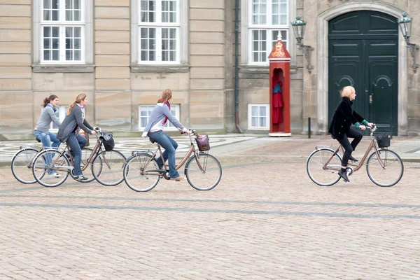 Fietsers op het plein in paleis amalienborg — Stockfoto