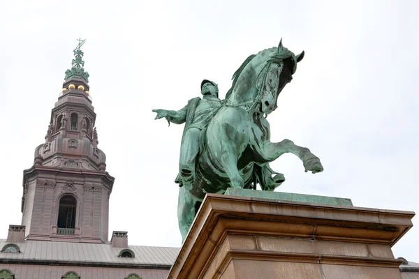Standbeeld koning frederik de vii op christiansborg slotsplads in Kopenhagen — Stockfoto