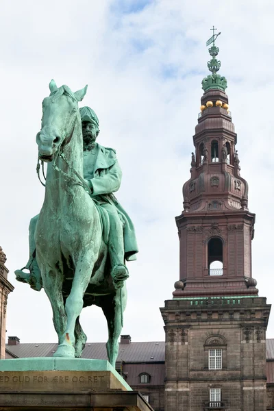Памятник Кристиану IX во дворце Кристиансборг в Копенгагене — стоковое фото