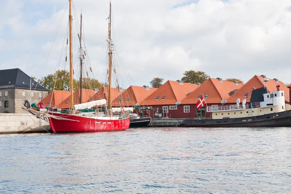 Nuove case e barche vive sul canale — Foto Stock