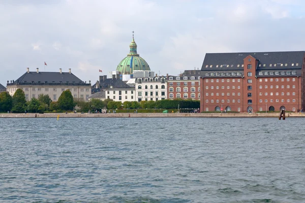 Вид на набережную, Мраморную церковь и Королевское литье в Копенхаге — стоковое фото
