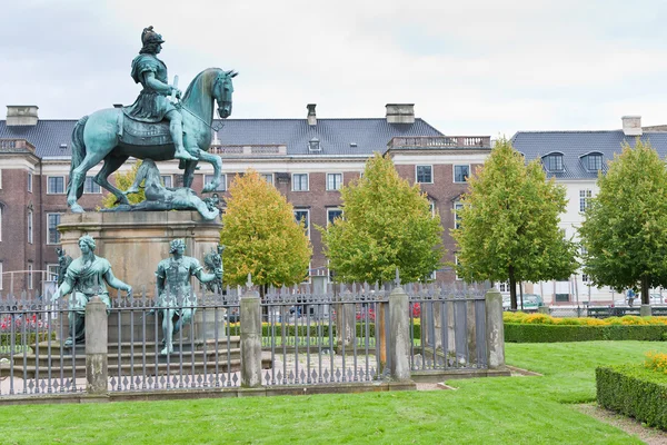 Статуя Кристиана V в Конгенсе Нюторв в Копенгагене — стоковое фото
