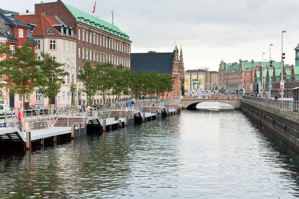 Frederiksholms kanal och holmens bro i Köpenhamn — Stockfoto