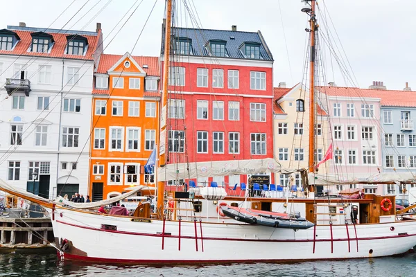 Nyhavn - nábřeží, kanál a zábavní čtvrti v Kodani — Stock fotografie
