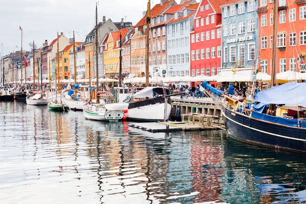 Nyhavn - waterfront, kanalen och entertainment district i Köpenhamn — Stockfoto