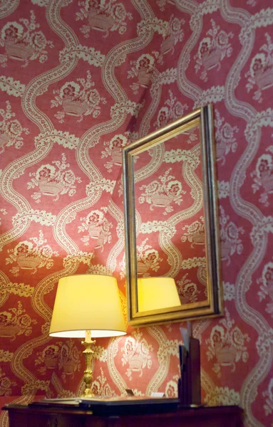 Retro lampa žlutá a červená ročník hedvábné tapety — Stock fotografie