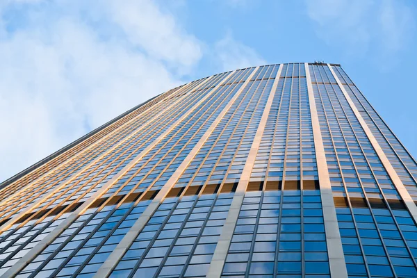 Hohes Bürogebäude aus Glas und Metall — Stockfoto