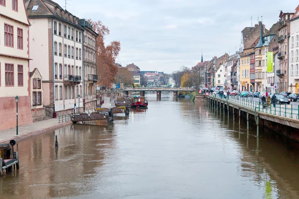 Most na nemocné říční kanál ve starém městě ve Štrasburku — Stock fotografie