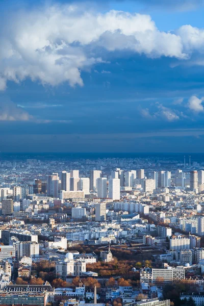 Stora staden under hög blå himmel — Stockfoto