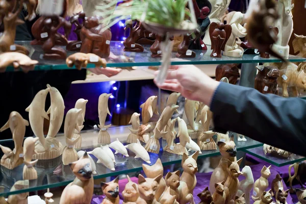 Presentbutik med trä figuriner — Stockfoto