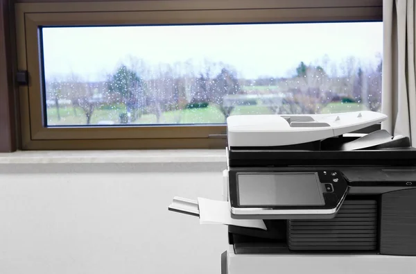 Grande copiadora cinza no escritório cinza — Fotografia de Stock