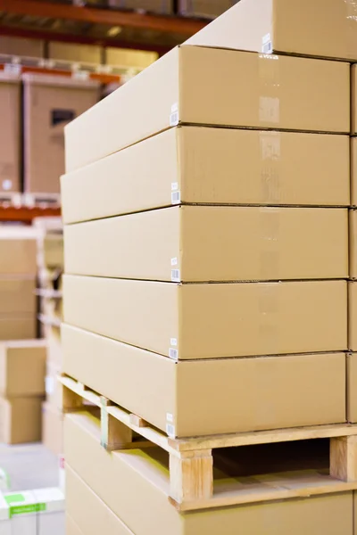 Caixas de papelão no armazém de armazenamento — Fotografia de Stock