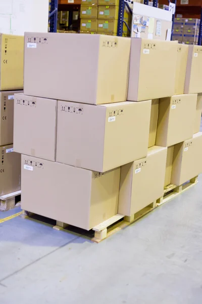 Boîtes en carton dans l'entrepôt de stockage — Photo