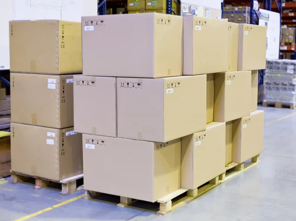 Caixas de papelão no armazém de armazenamento — Fotografia de Stock