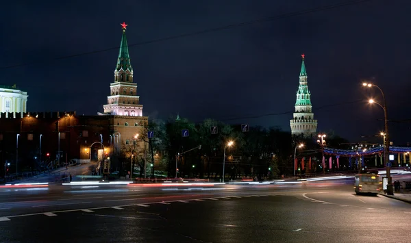 Türme des Moskauer Kreml bei Nacht — Stockfoto