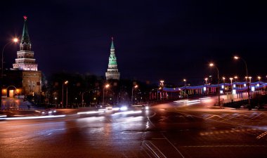 büyük taş köprü ve gece Moskova'da kremlin kuleleri