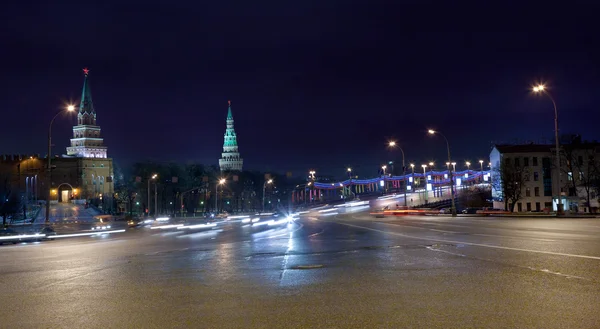 Grand pont de pierre et tours du Kremlin à Moscou la nuit — Photo