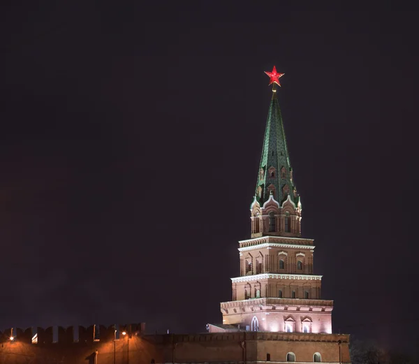 Боровицкая башня Московского Кремля ночью — стоковое фото