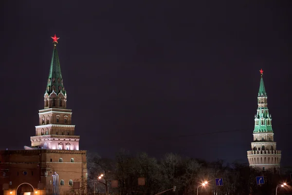 Türme des Moskauer Kreml bei Nacht, — Stockfoto