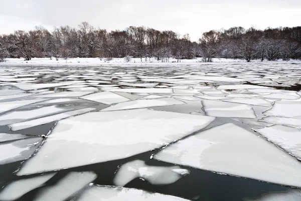 Drijvende van ijs op de rivier op vroege voorjaar evning — Stockfoto