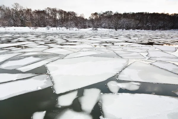 Επιπλέουν του πάγου στο ποτάμι νωρίς το απόγευμα της άνοιξης — Φωτογραφία Αρχείου