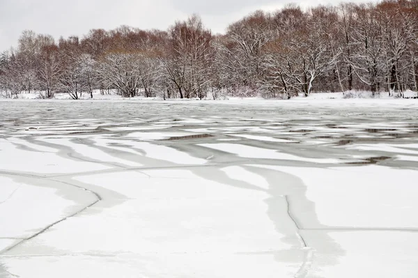 Macchia d'acqua non congelata nel fiume ghiacciato — Foto Stock