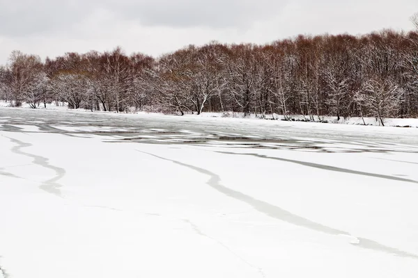 Mancha descongelada de água no rio com gelo — Fotografia de Stock