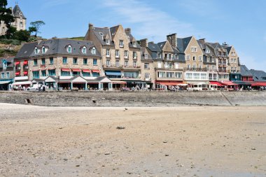 Waterfront şehrin Cancale yaz günü, Fransa