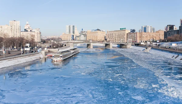 Vista sul fiume ghiacciato di Mosca nella soleggiata giornata invernale — Foto Stock