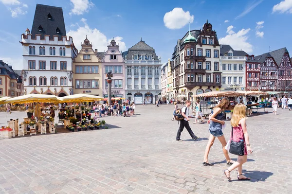Staré náměstí s tržištěm ve městě trier, Německo — Stock fotografie