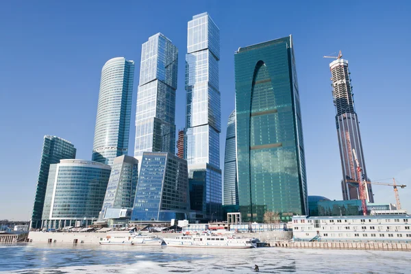 Vista sobre nuevos edificios de la ciudad de Moscú en invierno — Foto de Stock