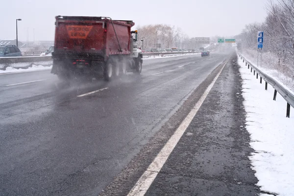 Грузовик на шоссе в снежный день — стоковое фото