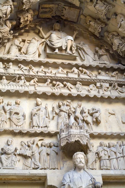 Décoration de la cathédrale gothique catholique Notre-Dame de Reims, France — Photo