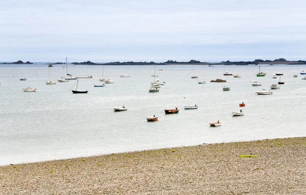 Wiele łodzi w woda z kanału La Manche w Bretanii — Zdjęcie stockowe