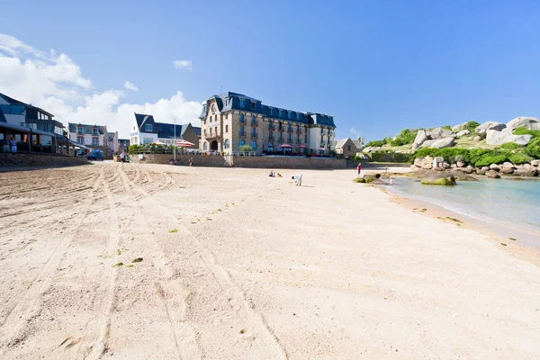 Miejski piaszczystej plaży w bretoński miasta perros-guirec — Zdjęcie stockowe