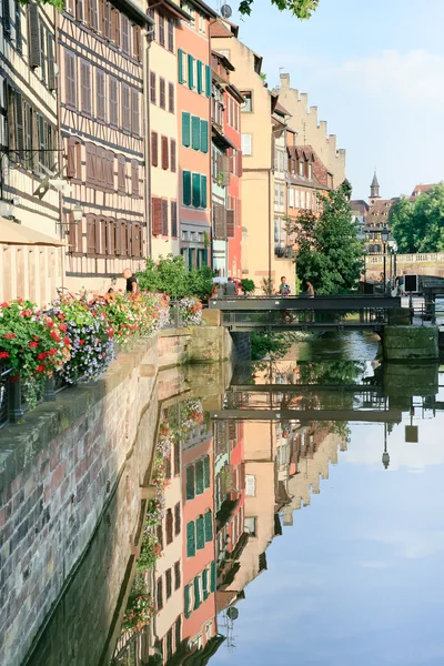 Canal del río Ill en el casco antiguo (Estrasburgo, Francia) ) —  Fotos de Stock