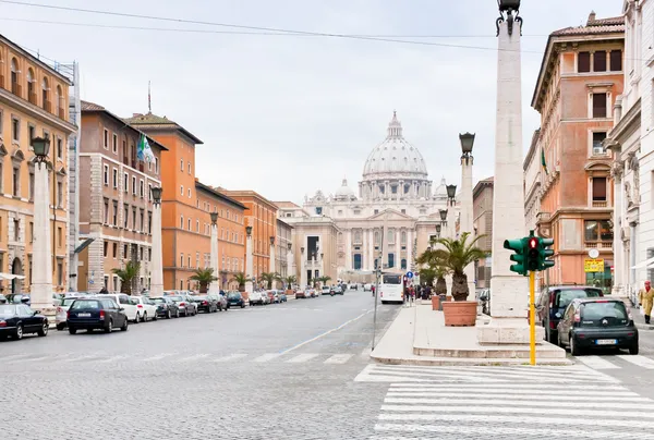 Prohlédni na bazilika Svatý Petr z přes conciliazione v Římě — Stock fotografie