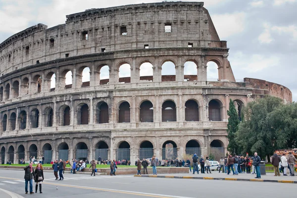 Nézd, a Colosseum, Róma, Olaszország — Stock Fotó