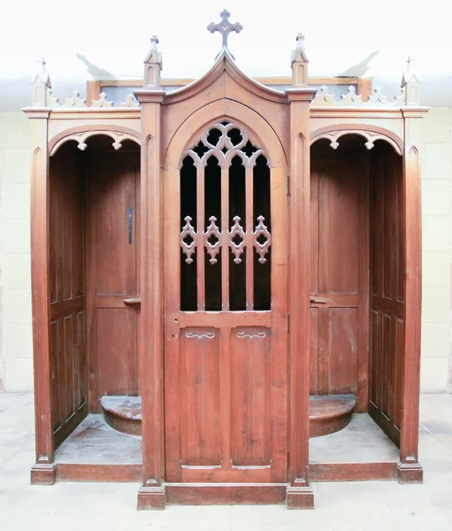 Nieuwe biechtstoel in herbouwde kerk — Stockfoto