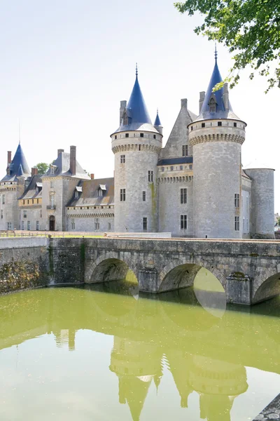 Πύργους του μεσαιωνικού chateau sully-sur-loire, Γαλλία — Φωτογραφία Αρχείου