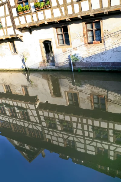Sjuk kanalen i gamla staden strasbourg, Frankrike — Stockfoto