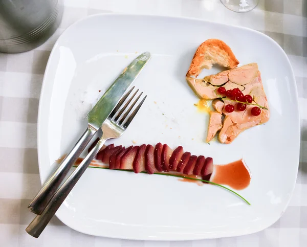 Foie gras z truskawkami na białym talerzu — Zdjęcie stockowe