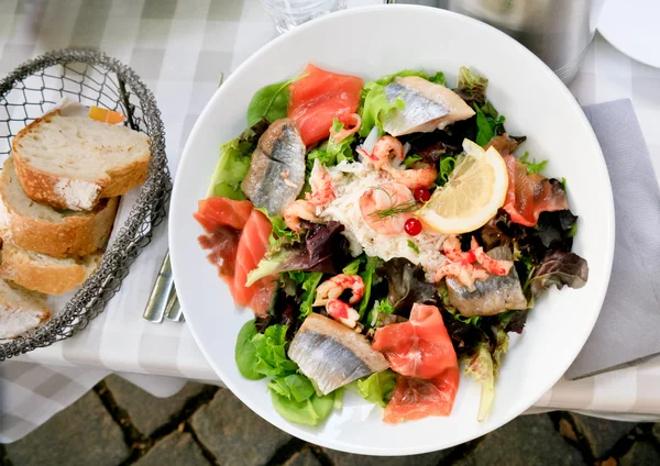 El almuerzo - el plato de la ensalada grande con el salmón y el arenque — Foto de Stock