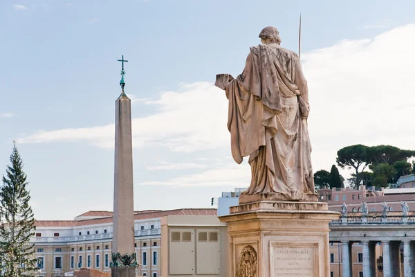 Vista Obelisco egiziano su Piazza San Pietro da Piazza Pio, Vaticano, Italia — Foto Stock