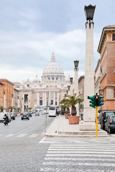 Vista sulla Basilica di San Pietro da via Conciliazione a Roma — Foto Stock