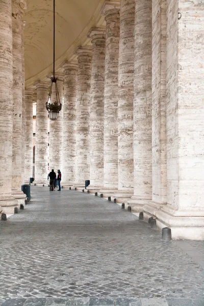 Kolumnada na placu sr.peter w Rzymie, — Zdjęcie stockowe