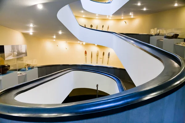 Przednie spiralne schody — Zdjęcie stockowe